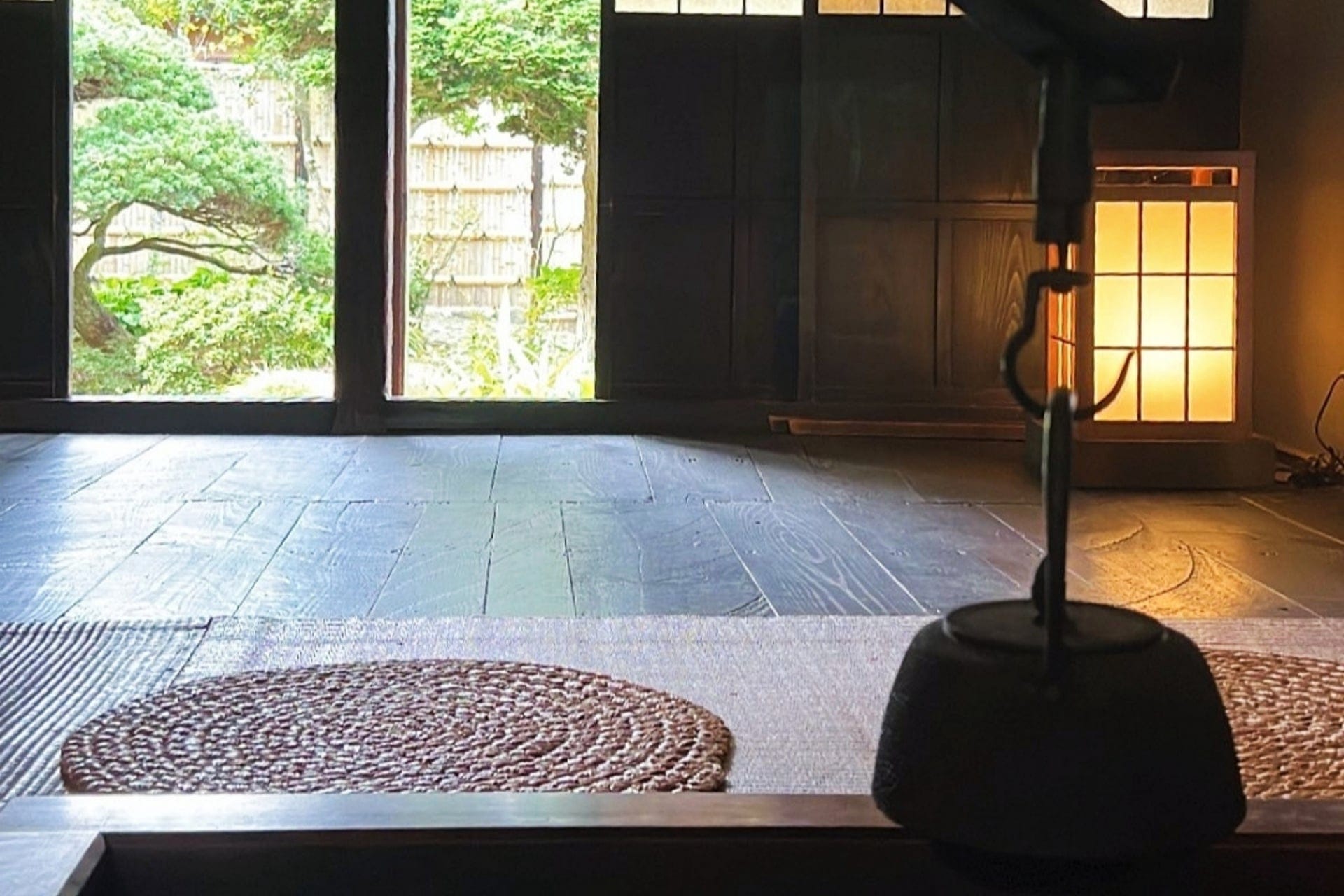 薄暗い和室に灯るストーブのあかり