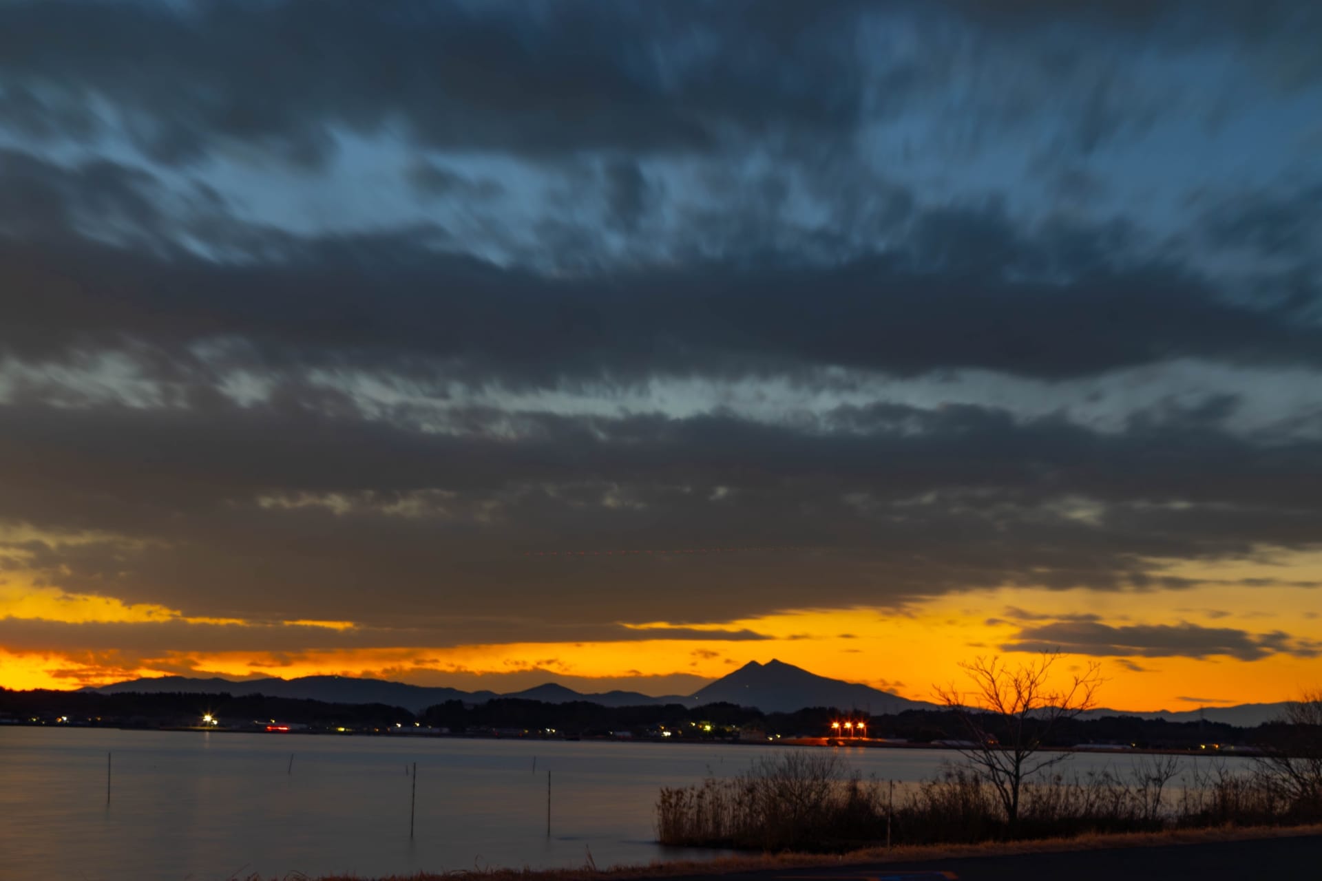 厚い雲がたれこめた夕暮れの空